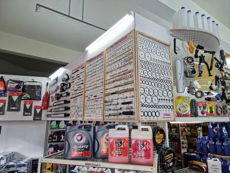 Repuestería · Exhibidores resortes y O'Ring línea automotor