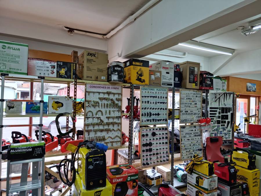 Ferretería · Exhibidores integrados con herramientas eléctricas